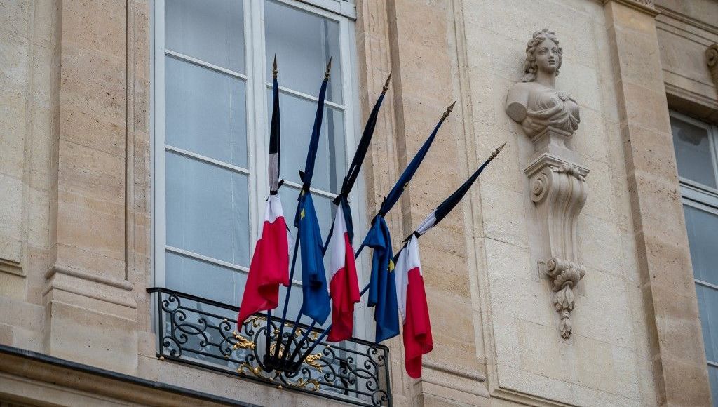 Drapeaux en berne sur les édifices publics et présence à Rome